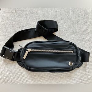 EUC lululemon athletica belt bag, black